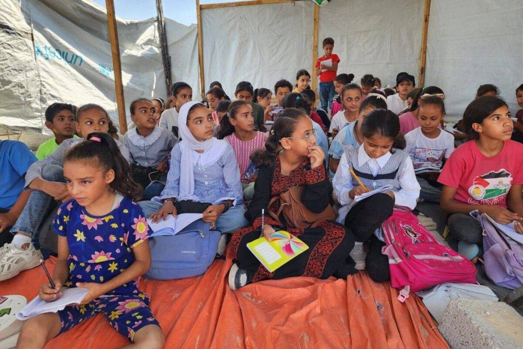 مبادرة غزة لتعليم الأطفال في “مدرسة الخيام”
