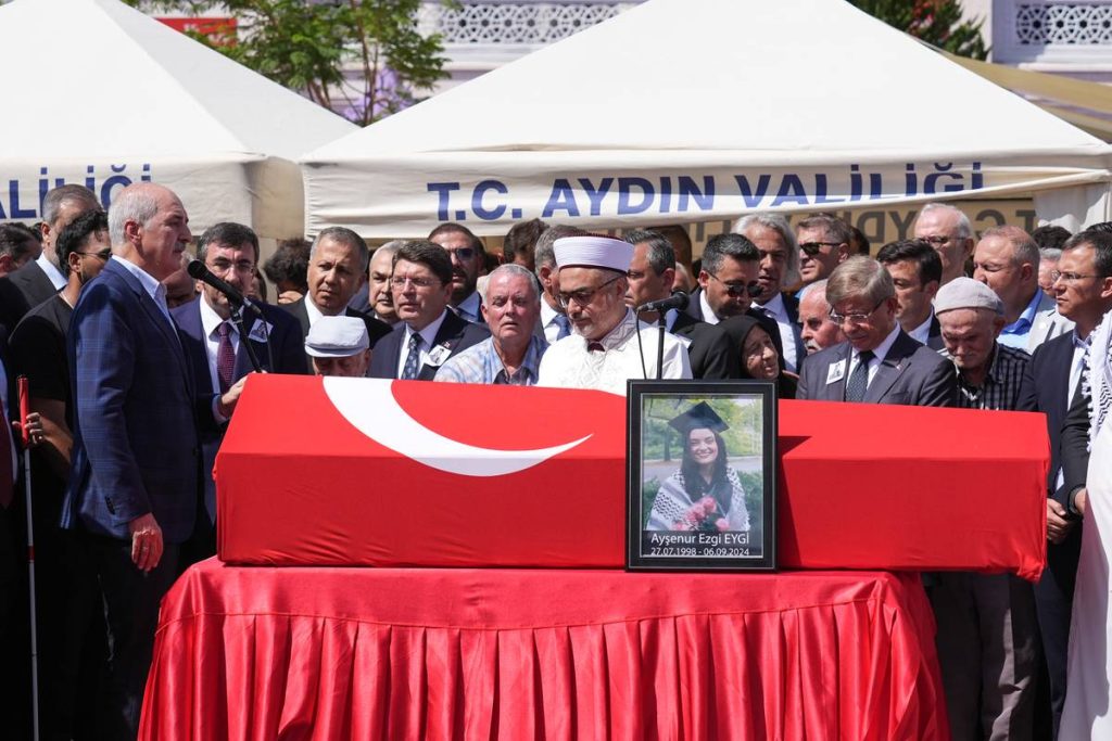 نائب الرئيس التركي ووزير الخارجية يحضران جنازة ناشطة أمريكية تركية قتلها جنود إسرائيليون في الضفة الغربية