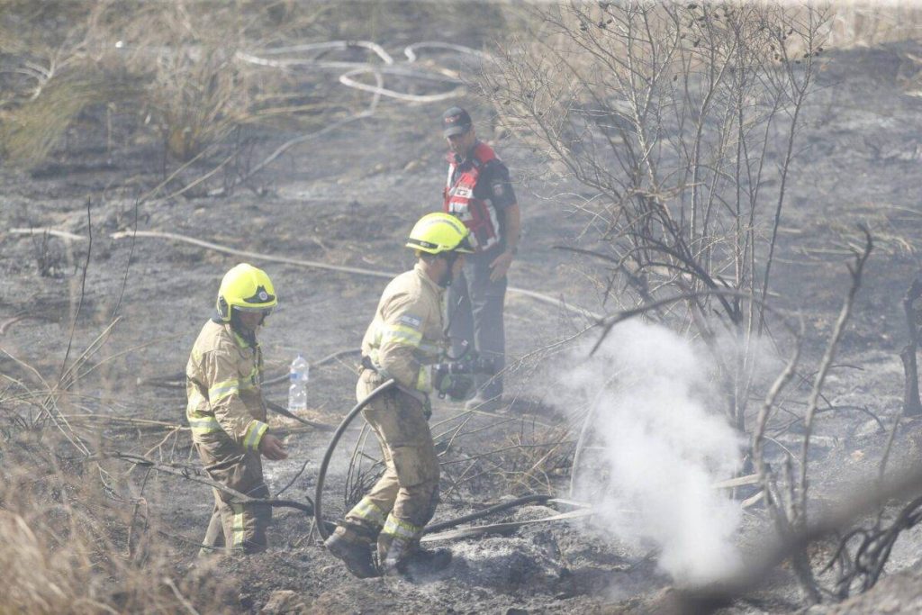 حرائق نتيجة سقوط صاروخ حوثي على إسرائيل