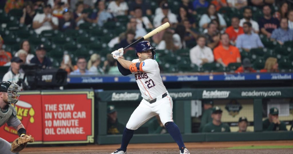 غادر لاعب فريق أستروس جوزيه ألتوفي المباراة بعد تعرضه لإصابة واضحة أثناء الضرب