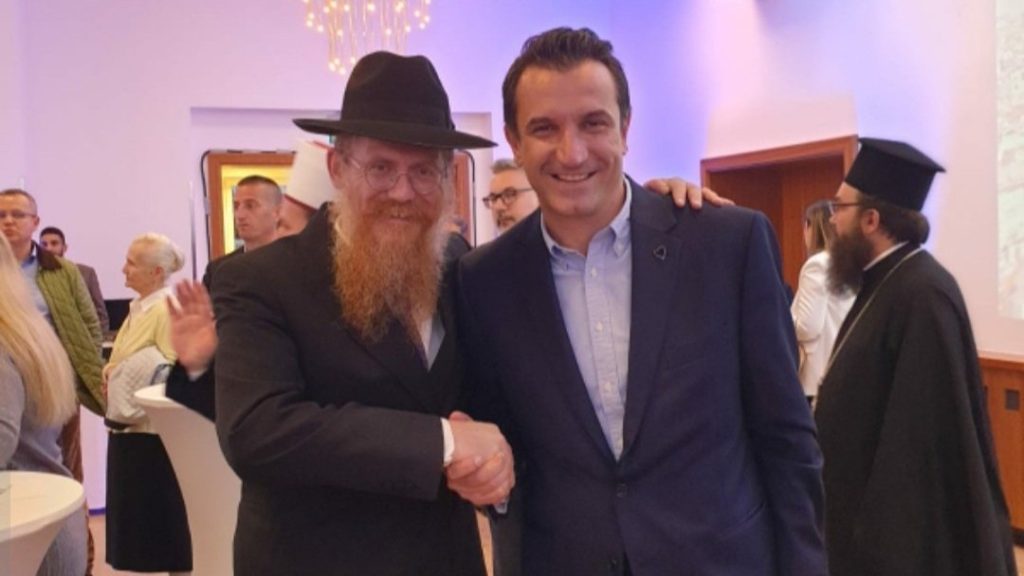 ألبانيا: الحاخام الأكبر الذي شوهد وهو يقود صلاة الجيش الإسرائيلي في غزة يواجه دعوات لإقالته