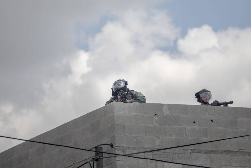 والد الفتاة الفلسطينية التي قتلت في الضفة الغربية يقول إنها كانت تنظر من النافذة