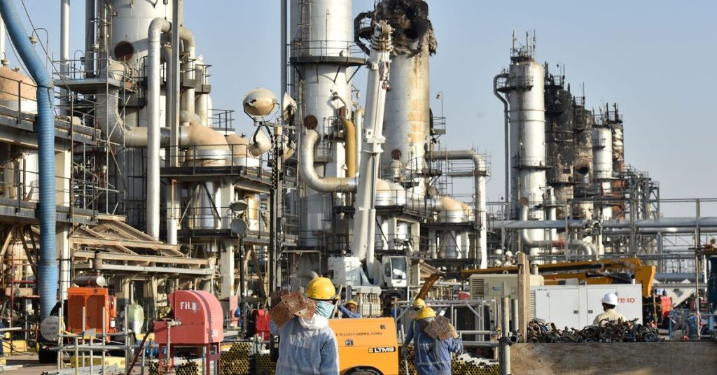 هل تستطيع السعودية تحمل تكاليف المشاريع العملاقة مع انخفاض أسعار النفط إلى أقل من 75 دولارا للبرميل؟