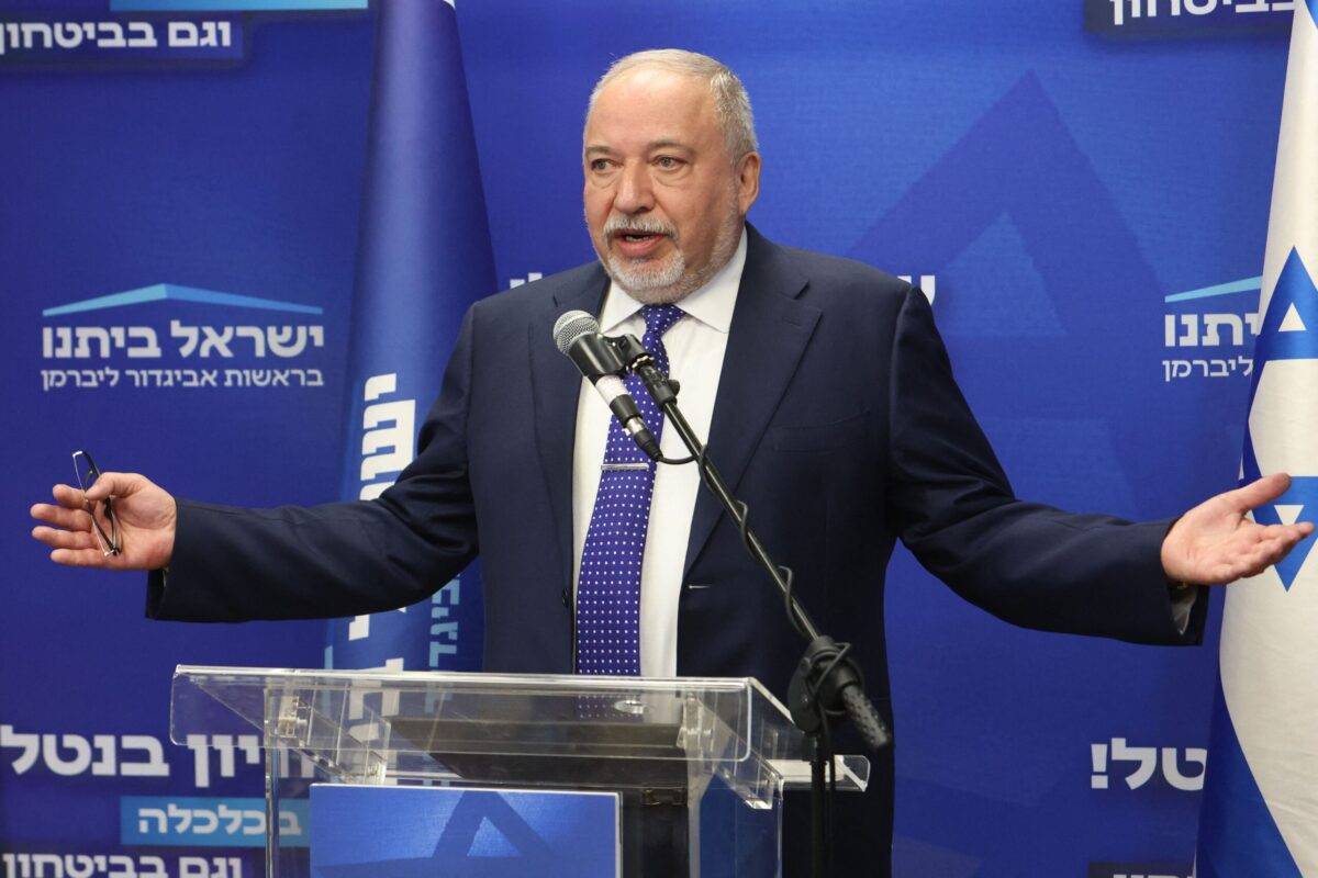 يتحدث وزير المالية السابق لإسرائيل أفيغدور ليبرمان خلال اجتماع في البرلمان ، الكنيست ، في القدس في 20 مارس 2023 (جيل كوهين/ماجن/أفينيو)