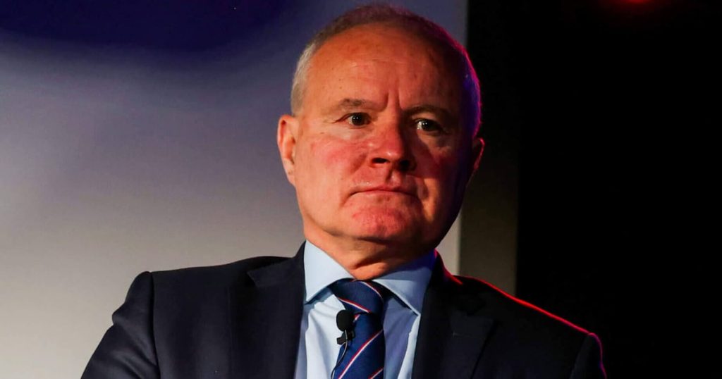 جون بينيت يبلغ رينجرز بنيته الاستقالة من منصبه كرئيس