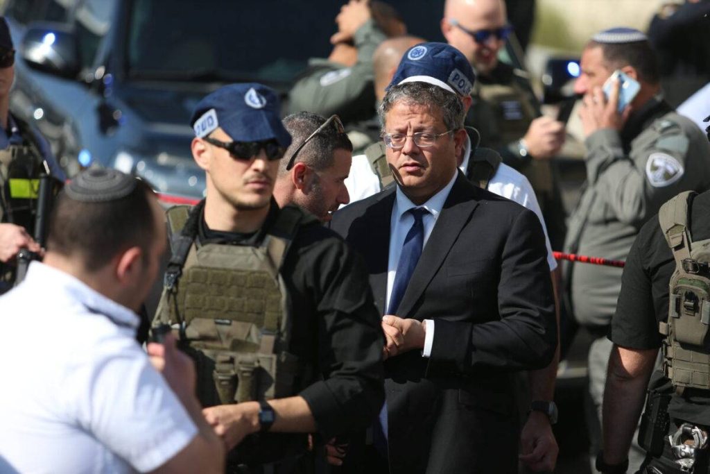 ضباط إسرائيليون كبار يتهمون الحكومة بتشجيع التصعيد في الضفة الغربية