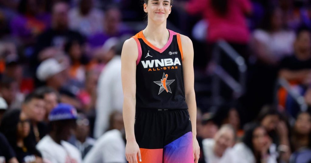 بيعت جميع تذاكر كرة السلة التي تحمل توقيع المبتدئة كايتلين كلارك من إنتاج شركة ويلسون في أقل من ساعة