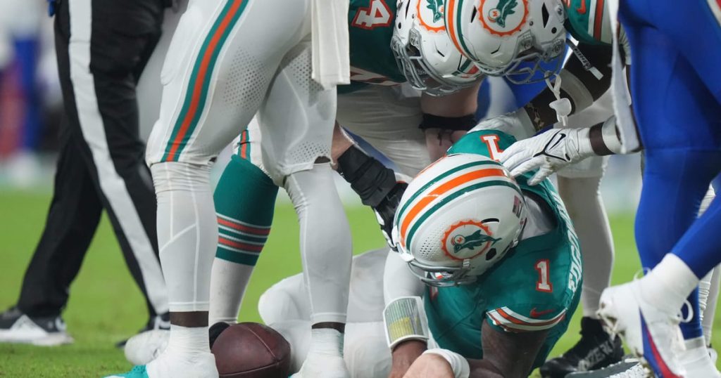 لاعبون سابقون في اتحاد كرة القدم الأميركي يطالبون تويا تاجوفيلوا بالاعتزال بعد تعرضه لارتجاج آخر