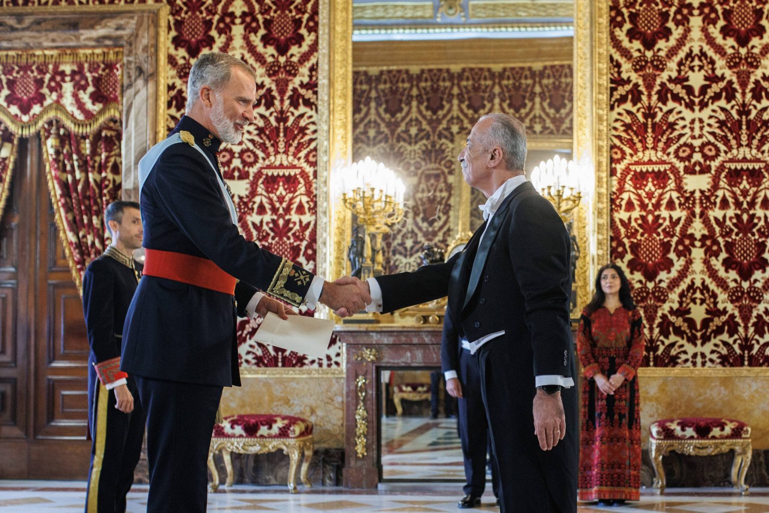 السفير الفلسطيني يقدم أوراق اعتماده للملك الإسباني