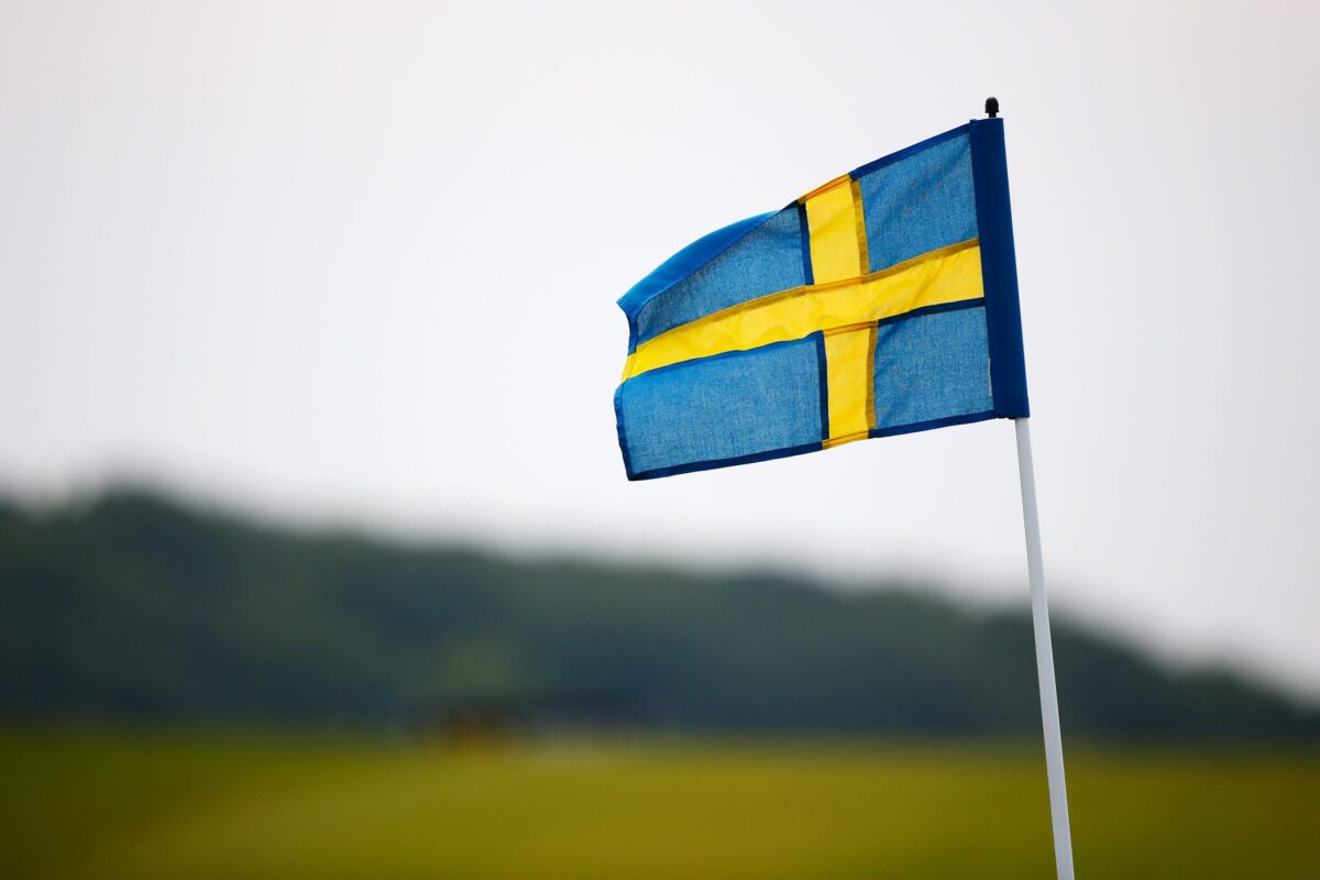 MALMO ، السويد - 06 يونيو: يتم استبدال أعلام الدبوس بعلامات سويدية للاحتفال باليوم الوطني للسويد في اليوم الثالث من Nordea Masters في PGA Sweden National في 6 يونيو 2015 في مالمو ، السويد. (تصوير هاري إنجلز/غيتي إيمايز)