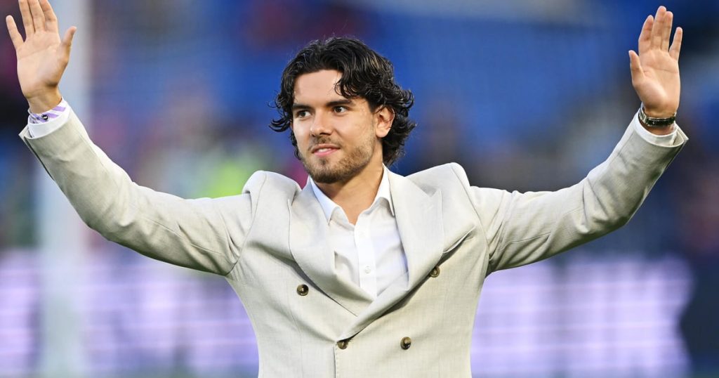 فردي كاديوغلو في طريقه للمشاركة مع برايتون في مواجهة إيبسويتش