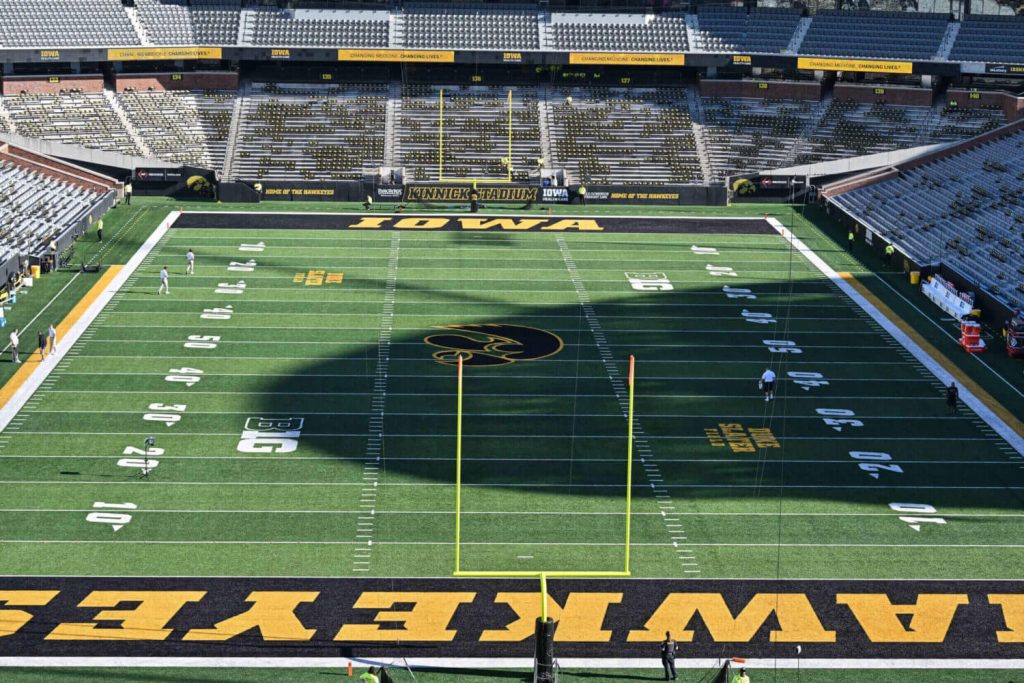 أيوا تتعاقد مع لاعب الاستقبال الرباعي تيرينس سميث بعد أفضل أداء هجومي له في خمس سنوات