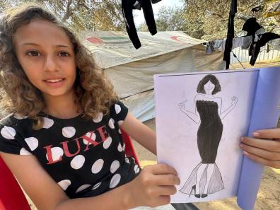 روبا محمد تواصل شغفها بالموضة في مخيم النزوح وسط غزة في سبتمبر 2024