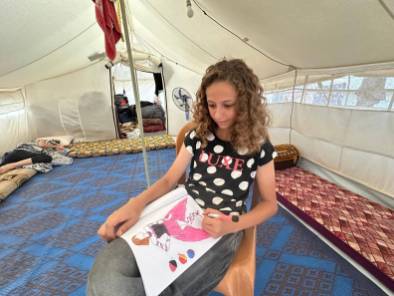 روبا محمد تواصل شغفها بالموضة في مخيم النزوح وسط غزة في سبتمبر 2024