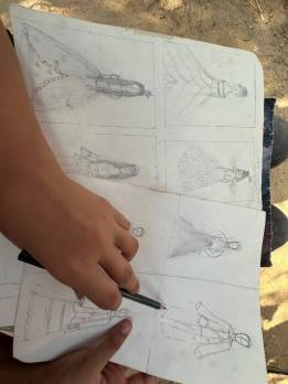 روبا محمد تواصل شغفها بالموضة في مخيم النزوح وسط غزة في سبتمبر 2024