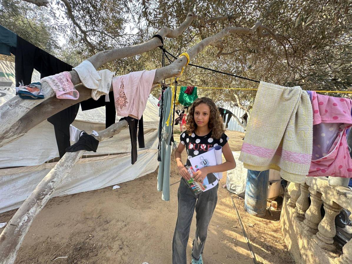 روبا محمد تواصل شغفها بالموضة في مخيم النزوح وسط غزة في سبتمبر 2024