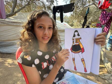 روبا محمد تواصل شغفها بالموضة في مخيم النزوح وسط غزة في سبتمبر 2024