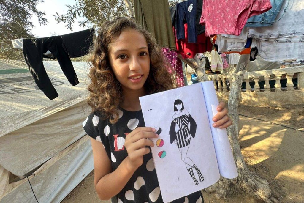 فتاة نازحة من غزة تبلغ من العمر 13 عامًا تستكشف شغفها بالموضة