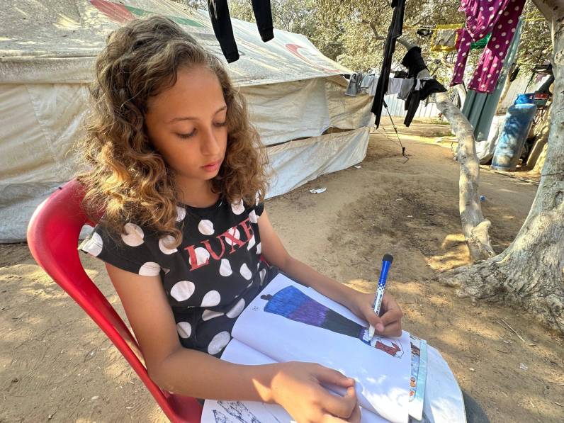 روبا محمد تواصل شغفها بالموضة في مخيم النزوح وسط غزة في سبتمبر 2024