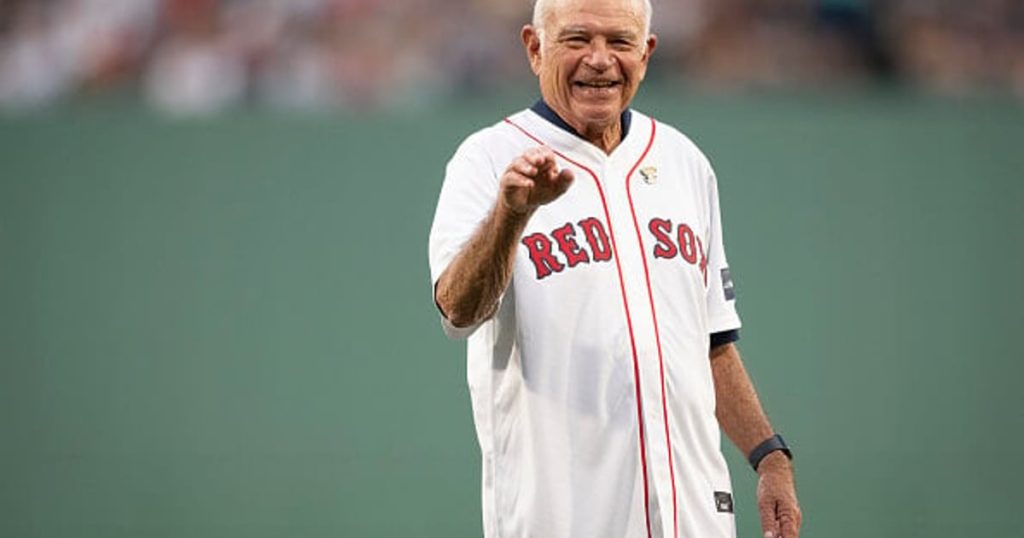 جو كاستيجليوني، صوت قاعة مشاهير فريق ريد سوكس الإذاعي، يعلن اعتزاله