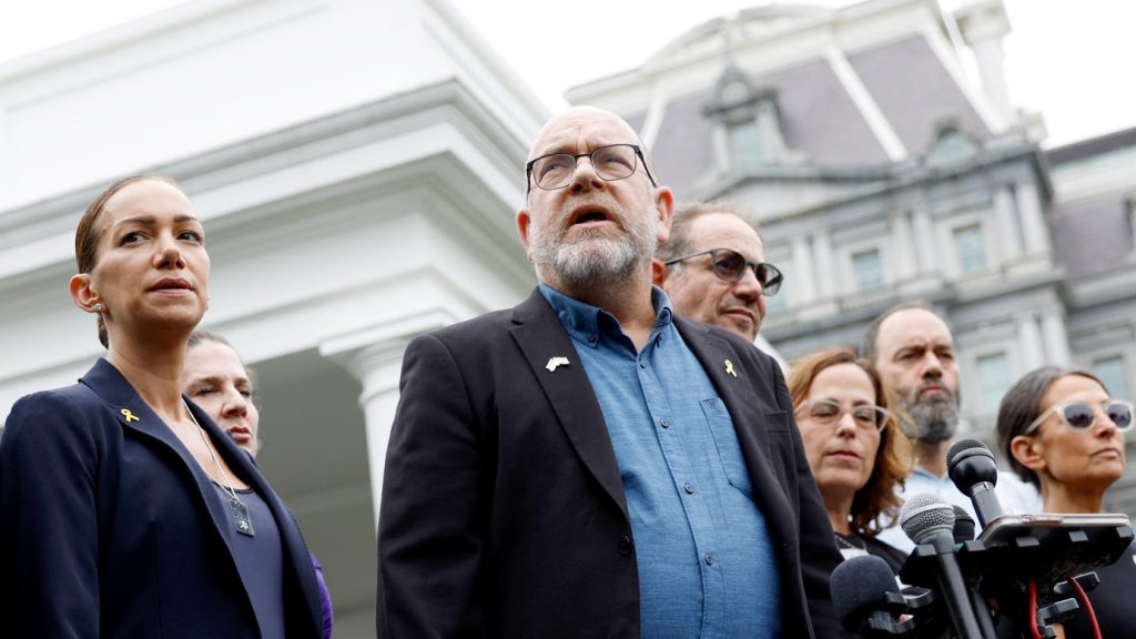 عائلات الرهائن الأميركيين في غزة تدعو الولايات المتحدة إلى إبرام صفقة بدون إسرائيل: تقرير