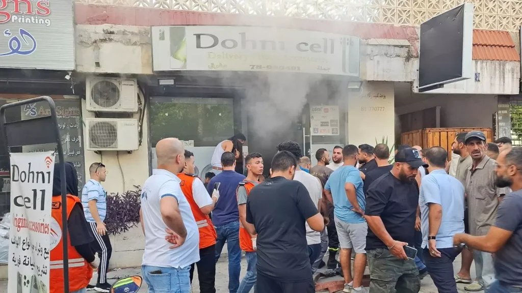 انفجار أجهزة راديو محمولة يستخدمها حزب الله في لبنان، مما أسفر عن مقتل ثلاثة أشخاص على الأقل