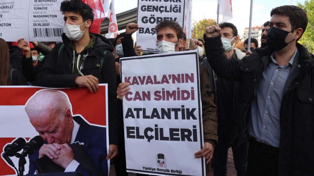 جنود أميركيون يتعرضون لهجوم في ميناء إزمير التركي