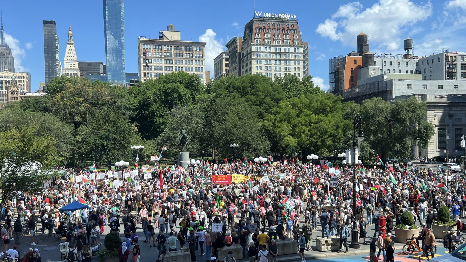 المتظاهرون المؤيدون للفلسطينيين يجوبون شوارع مدينة نيويورك في مسيرة ضخمة بمناسبة عيد العمال