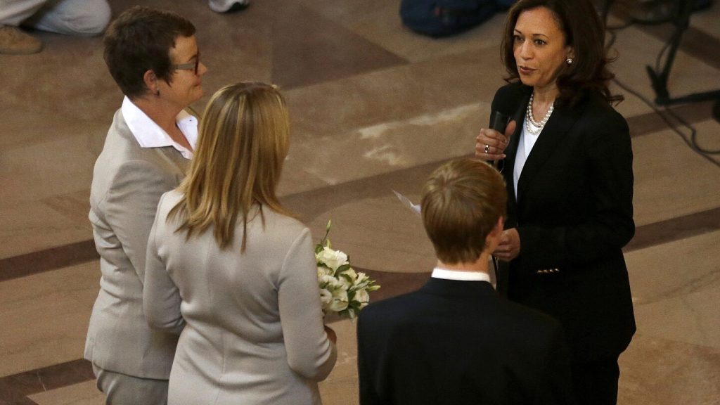 قبل وقت طويل من انتشار زواج المثليين، كانت كامالا هاريس في طليعة معركة المساواة في الحقوق