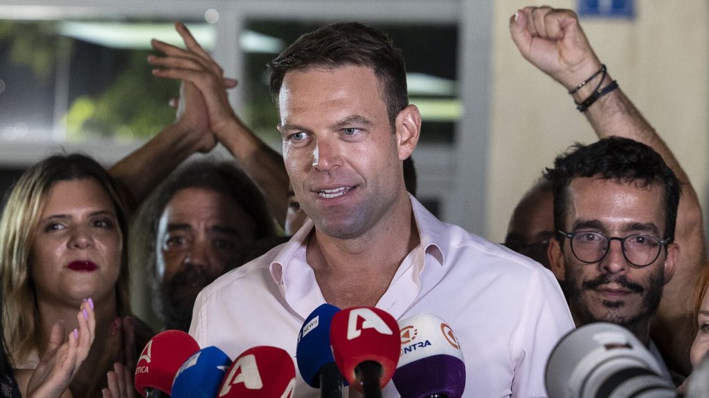 زعيم المعارضة اليونانية يطرد من منصبه على يد حزب سيريزا