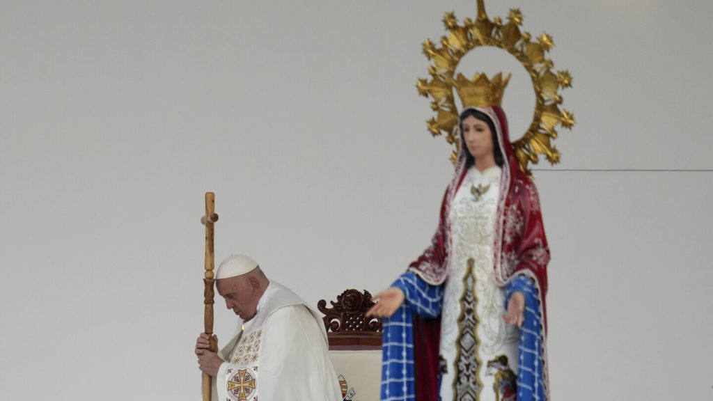 البابا يتوجه إلى بابوا غينيا الجديدة بعد القداس الأخير في إندونيسيا أمام حشد غفير من 100 ألف شخص