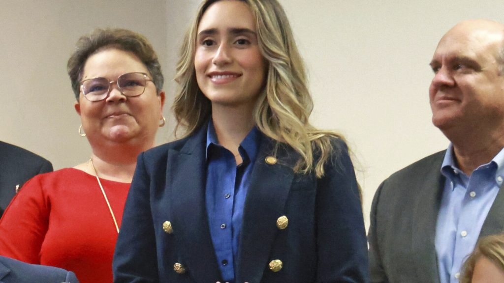 تم توجيه اتهامات إلى عضو في مجلس الشيوخ في ولاية فلوريدا بارتكاب جرائم جنائية تتعلق بمدرسة خاصة