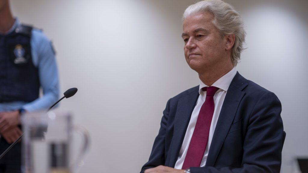 محاكمة زعيم ديني باكستاني غيابيا بتهمة تهديد خيرت فيلدرز