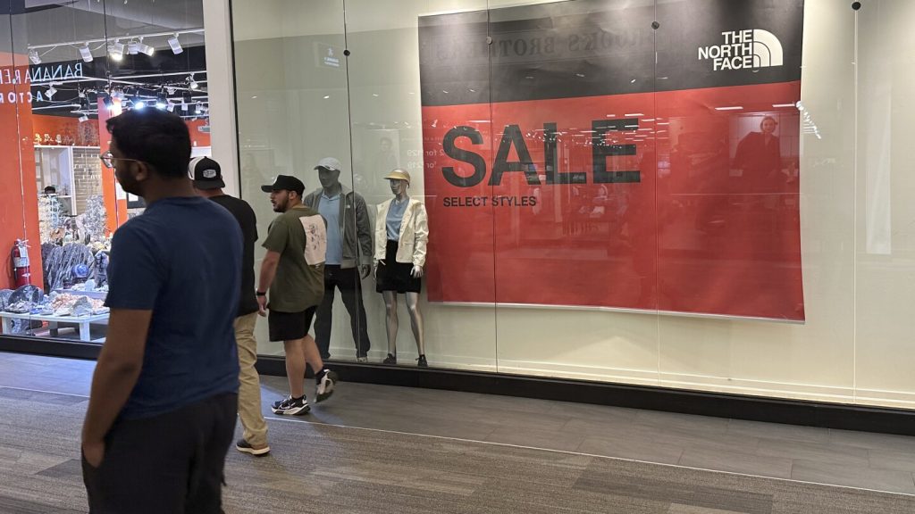 ارتفاع معنويات المستهلك الأمريكي للشهر الثاني على التوالي لكنه يظل ضعيفا