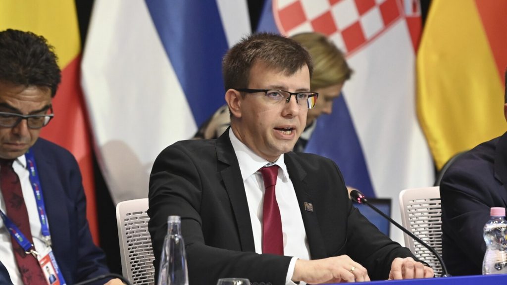 الاتحاد الأوروبي يريد إجابات من المجر بشأن تأشيرات العمل لروسيا وبيلاروسيا