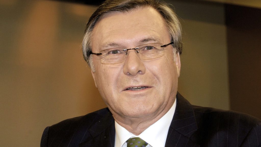 توفى فولفجانج جيرهارد، زعيم الحزب الديمقراطي الحر المؤيد للأعمال في ألمانيا، عن عمر يناهز 80 عامًا