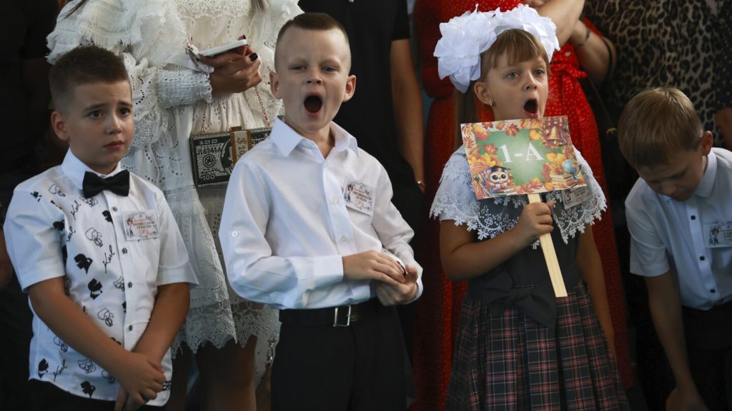 أطفال أوكرانيا يعودون إلى المدارس بينما تطلق روسيا طائرات بدون طيار وصواريخ باليستية على كييف