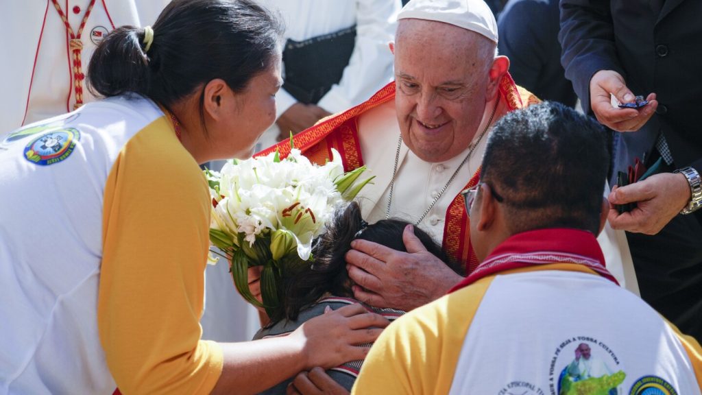 البابا يتوجه إلى سنغافورة، القوة الاقتصادية، بعد زيارة مبهجة إلى تيمور الشرقية الفقيرة المتدينة