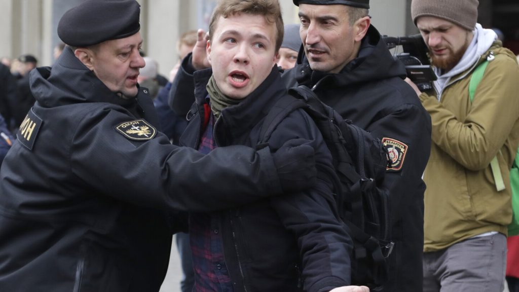 بولندا تتهم 3 مسؤولين بيلاروسيين بتحويل مسار طائرة إلى مينسك في عام 2021 لاعتقال منشق