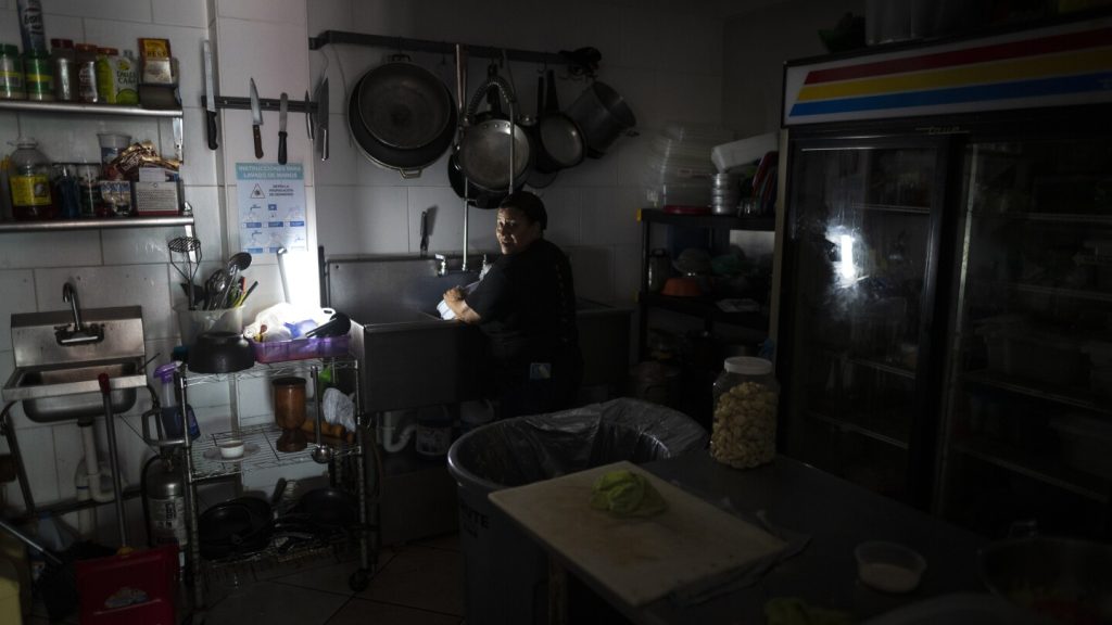 شركات الطاقة الخاصة في بورتوريكو تخضع للتدقيق حيث يطالب المسؤولون بتقليل الانقطاعات