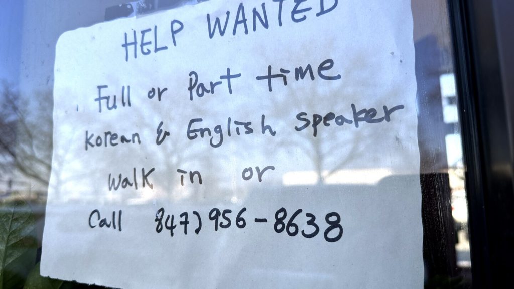 تظل تكاليف العمالة مرتفعة بالنسبة للشركات الصغيرة، لكن تقريرًا يظهر تباطؤ نمو الأجور لدى البعض