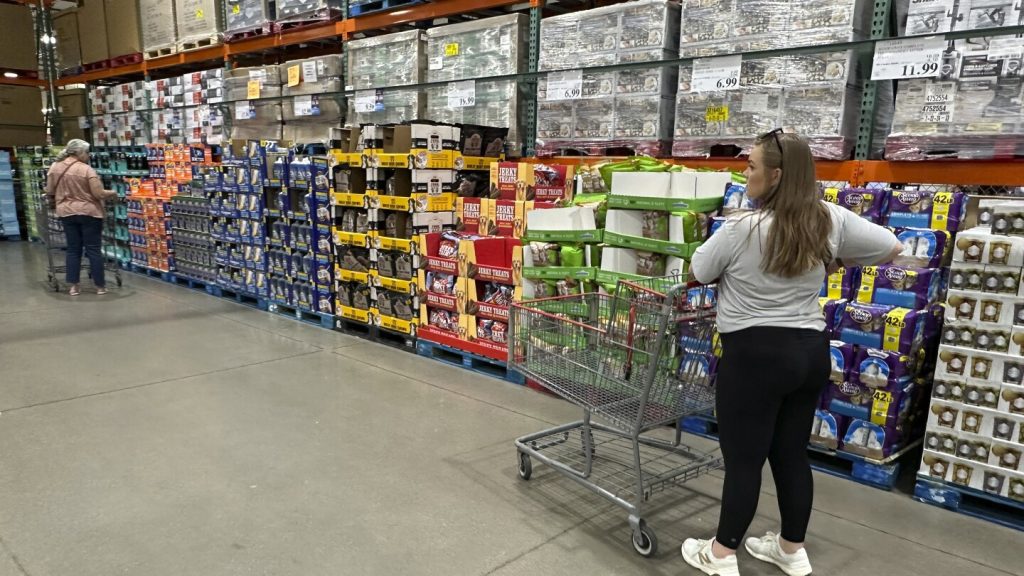 ارتفعت مبيعات التجزئة في الولايات المتحدة الشهر الماضي في إشارة إلى استمرار مرونة المستهلك