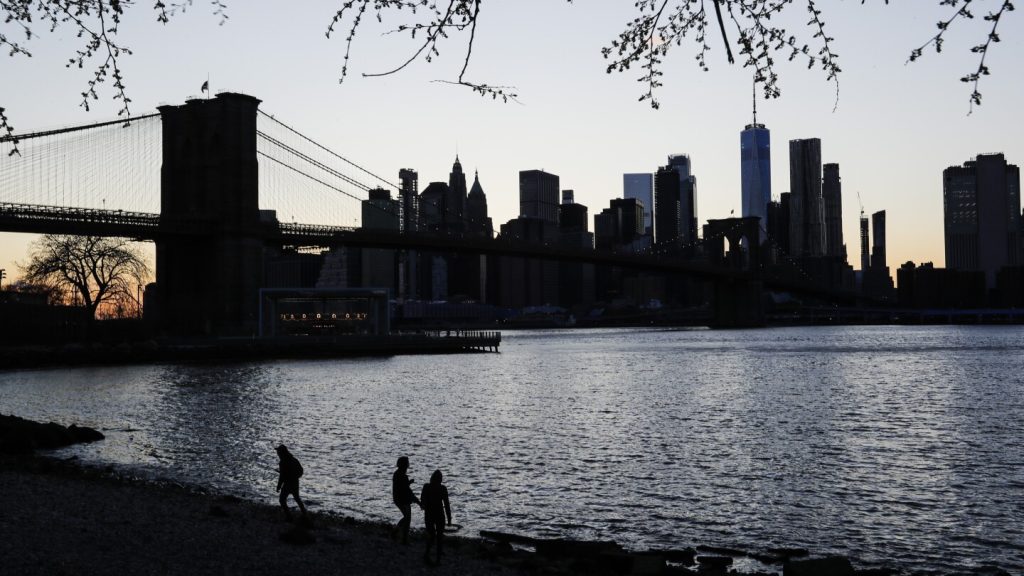 تسرب في نفق تحت الماء يؤدي إلى مانهاتن بعد أن قام مقاول بالحفر من خلاله عن طريق الخطأ