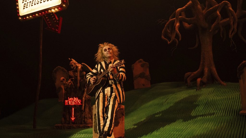 فيلم Beetlejuice يحقق 110 مليون دولار في شباك التذاكر خلال عطلة نهاية الأسبوع
