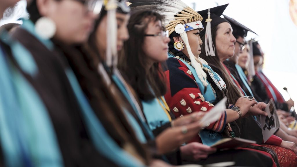 ملايين ماكنزي سكوت تدعم المنظمات غير الربحية الأمريكية الأصلية