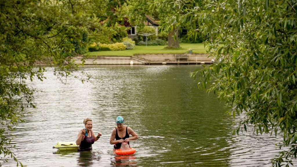 تقول المملكة المتحدة إن المسؤولين عن المياه قد يواجهون السجن بموجب خطط تنظيف الأنهار المسدودة بمياه الصرف الصحي