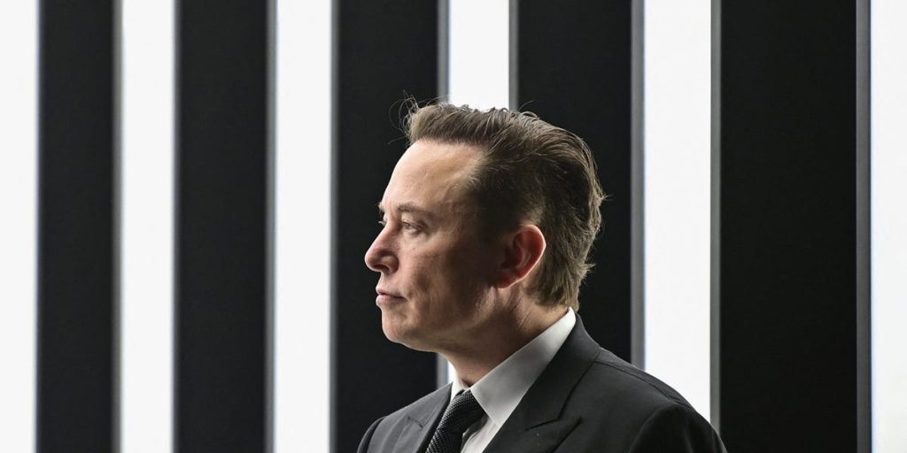 إن Elon Musk على استعداد لتقديم أكبر عرض له حتى الآن وهو أن Tesla هي أكثر من مجرد شركة سيارات