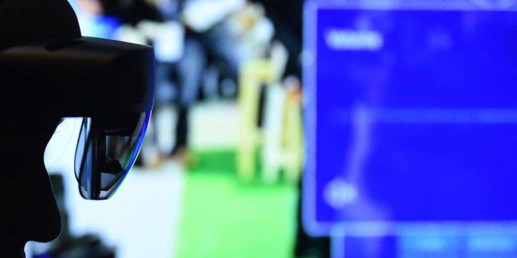 خسرت مايكروسوفت مليارات الدولارات بسبب HoloLens، وأصبح عقدها العسكري الضخم مع IVAS في مأزق