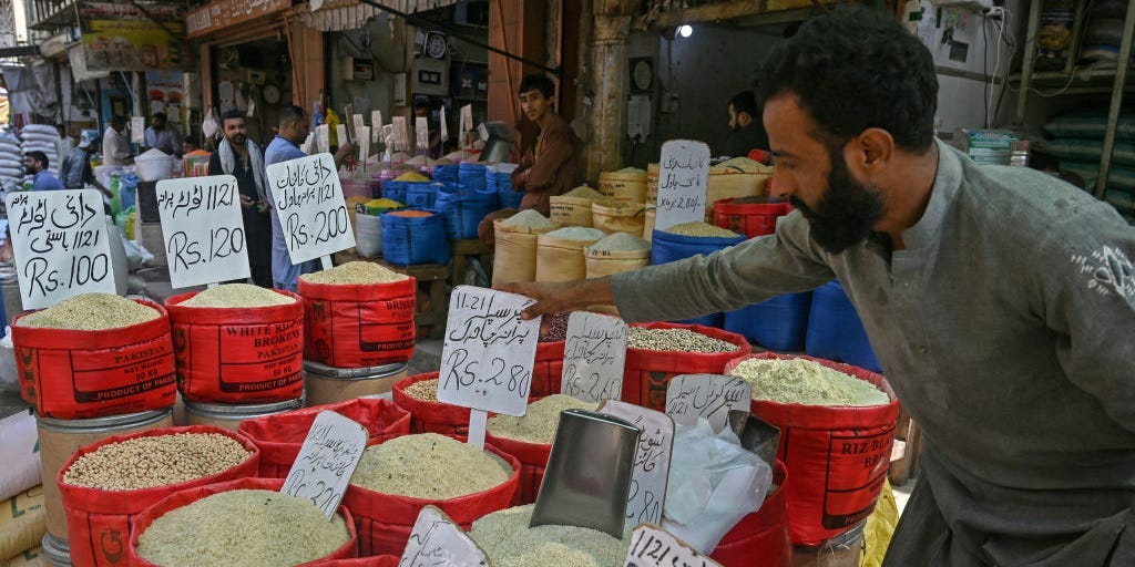 تقوم شركة روسية بمقايضة الحمص بالأرز الباكستاني مع توقف المدفوعات عن العقوبات