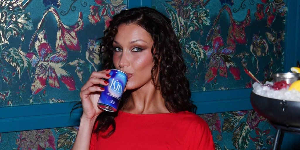 من ميشيل أوباما إلى بيلا حديد، يتدفق المشاهير على تجارة المشروبات الغازية